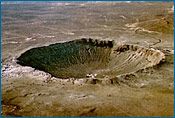 Esta cratera de meteorito no Arizona não é do tempo do limite K-T, mas sugere o tipo de formação terrestre devida ao impacto de um grande asteroide