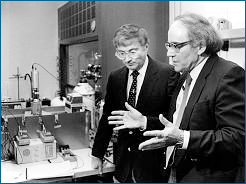 Pons e Fleischmann no seu laboratório.