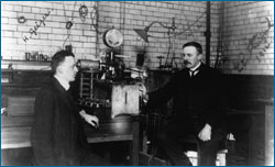 Ernest Rutherford e Hans Geiger no laboratório de física da Universidade de Manchester, Inglaterra, cerca de 1912