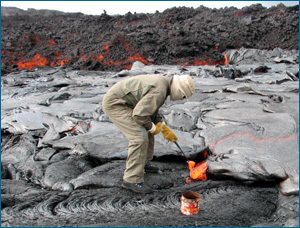 Apesar de não podermos manipular experimentalmente fenómenos como os vulcões, podemos contudo observar cuidadosamente o resultado destas experiências naturais. Nesta foto, um geólogo obtém uma amostra de lava do Kilauea, um vulcão localizado no Havai.