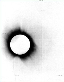 Uma das chapas fotográficas de Eddington e Dyson do eclipse com linhas tracejadas a indicar as posições de estrelas.